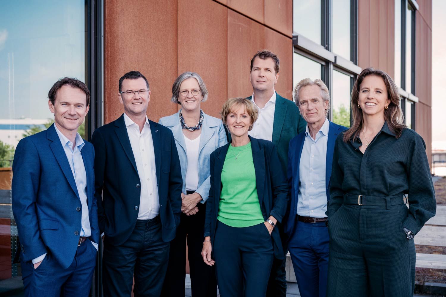 Het Executive Committee van Alliander, vlnr: Joris de Groot (CTO), Rinke van de Rhee (CDO), Heleen Cocu-Wassink (CHRO), Charlotte Sanders (COO Networks), Maarten Otto (CEO), Walter Bien (CFO), Sarike van Wette (COO Customers). (Foto: Gregor Servais)